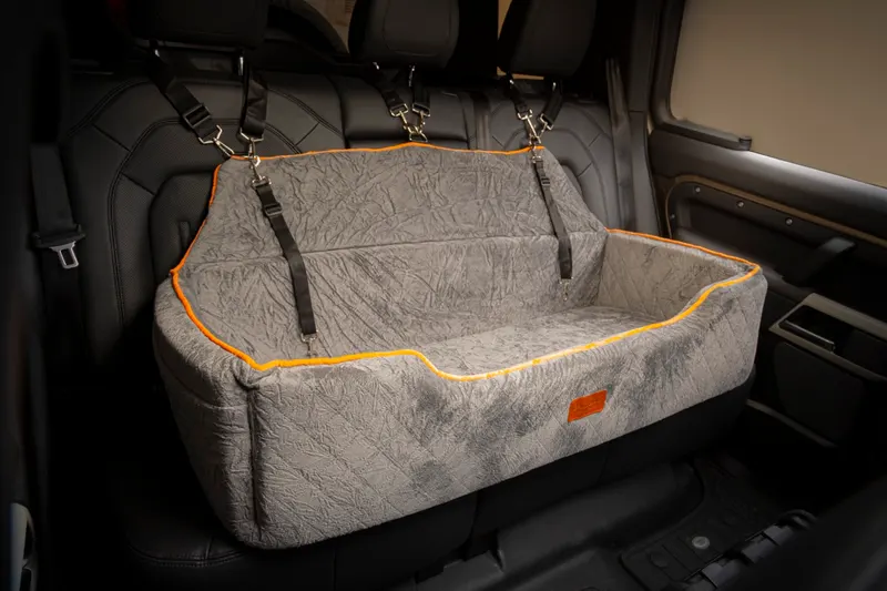 Assento G cinza instalado mostrando o cinto duplo