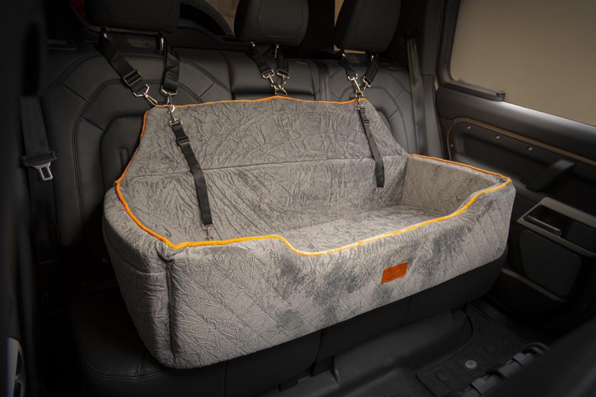 Assento Garrido cinza instalado no banco traseiro